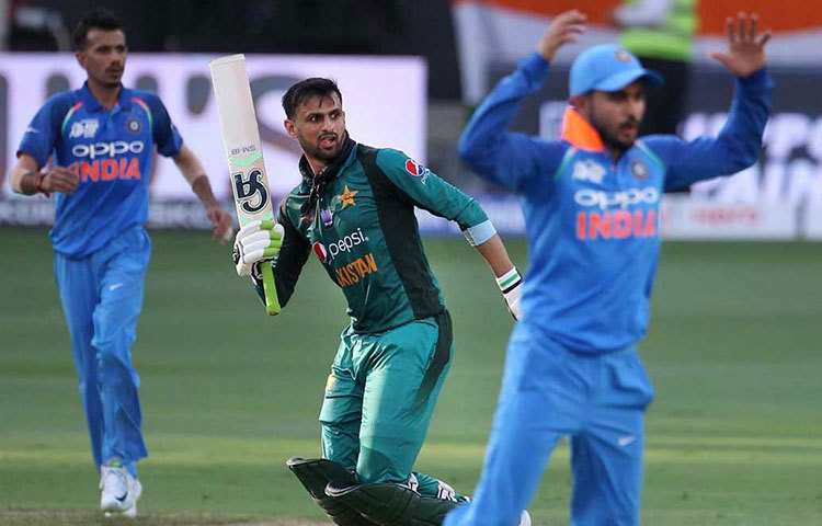 এরপর দলকে টানার দায়িত্ব ছিল শোয়েব মালিকের হাতে। কিন্তু তাকে অসাধারণ থ্রোয়ে রান আউট করেন রায়ুডু।