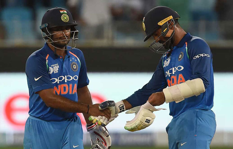 রোহিত-ধাওয়নের অসাধারণ ওপেনিংয়ের পর অম্বাতি রায়ুডু ও দীনেশ কার্তিক জুটি দ্রæত রান করে ভারতকে সহজ জয়ের রাস্তা দেখান।