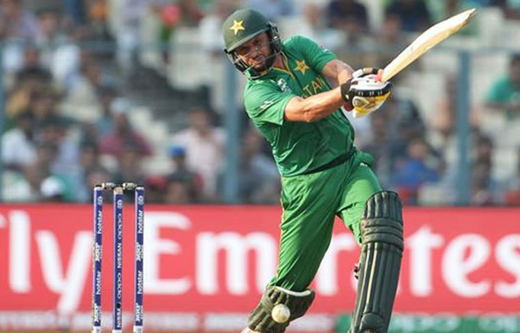 শহিদ আফ্রিদি : পাকিস্তানের ক্রিকেটার তিনি। আফ্রিদি ৫২৪টি ম্যাচে ৪৭৬টি ছয় মেরেছেন।