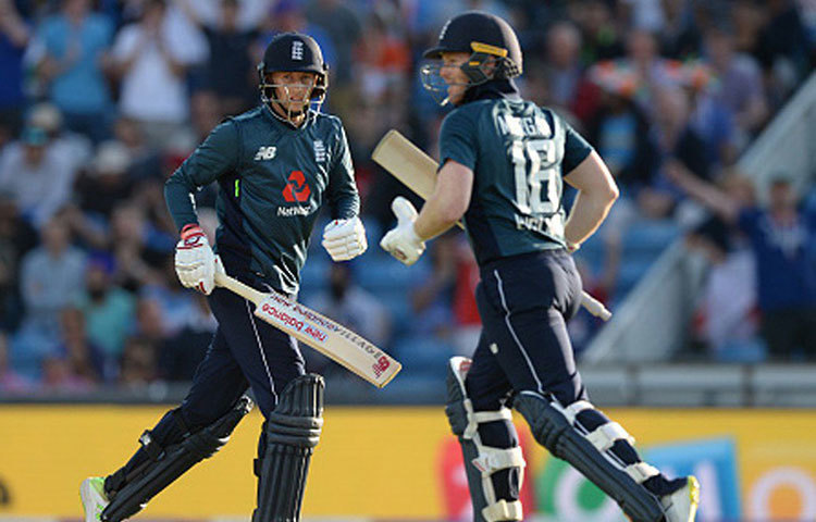 জো রুট এবং ইয়ন মরগান : ইংল্যান্ডের টেস্ট এবং এক দিনের দলের অধিনায়ক। রুট টেস্টের এবং মর্গান এক দিন এবং টি-টোয়েন্টি দলের নেতা। দুজনেই সমান বেতন পান। তাদের মাসিক আয় ৬৭.৮ লাখ টাকা।