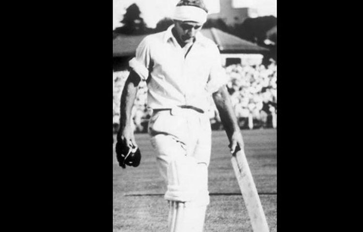 বার্ট সাটক্লিফ : দক্ষিণ আফ্রিকার বিরুদ্ধে জোবার্গে টেস্টে মুখোমুখি নিউজিল্যান্ড। সালটা ১৯৫৩-৫৪। ব্যাট করতে নেমে কানে ভয়ঙ্কর চোট পান বার্ট সাটক্লিফ। চিকিৎসকরা সম্পূর্ণ বিশ্রামের কথা বলেছিলেন। যদিও সেই টেস্টেই পরে ব্যাট করতে নামেন তিনি। দুর্দান্ত ইনিংসও খেলেন।