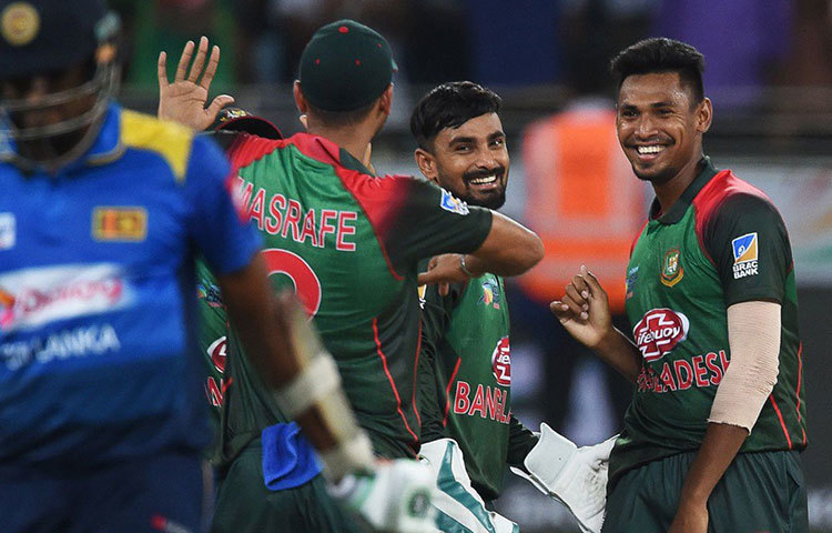 ২০১৫ সালের বিশ্বকাপে ইংল্যান্ডকে হারিয়ে চমক দেয় টাইগাররা। প্রথমে ব্যাট করে ৫০ ওভারে ২৭৫ রান করে তারা। ইংল্যান্ড থেমে যায় ২৬০ রানে। অসাধারণ ব্যাট করেছিলেন মাহমুদুল্লাহ।