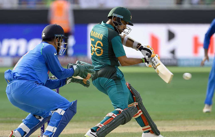 পাওয়ার প্লে একেবারেই কাজে লাগাতে পারেনি পাকিস্তান। প্রথম পাঁচ ওভারে পাকিস্তানের গড় ছিল ০.৮০।