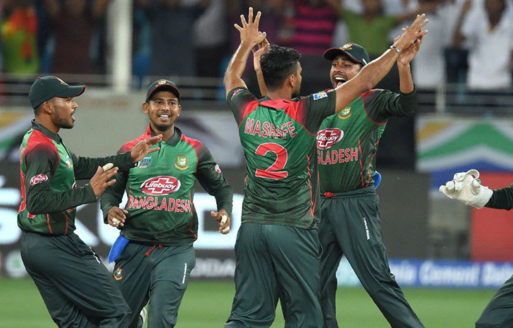 ২০১৫-১৬ সালের কথা। দক্ষিণ আফ্রিকার বিরুদ্ধে ৯ উইকেটে জয় পায় বাংলাদেশ। প্রথমে ব্যাট করে দক্ষিণ আফ্রিকা করেছিল মাত্র ১৬৮ রান। মাত্র এক উইকেটে সেই রান তুলে নেয় বাংলাদেশ। অসাধারণ খেলেন সৌম্য সরকার।