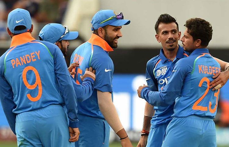 প্রথম দশ ওভারের মধ্যে ভারতীয় বোলাররা দুই পাক ওপেনারের উইকেট তুলে নেওয়ায় রান তোলার পথটা প্রথমেই বন্ধ হয়ে যায়।