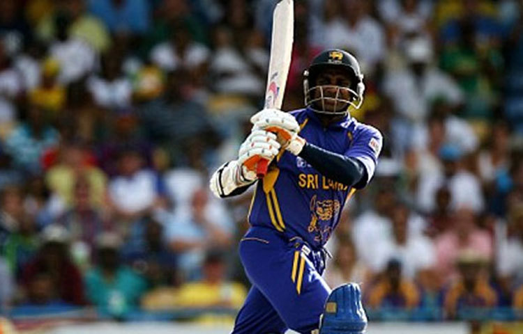 সনাৎ জয়সুরিয়া : তিনি শ্রীলঙ্কার লেখোয়াড়। জয়সুরিয়া ৩৫২টি ছয় মেরেছেন, ৫৮৬টি ম্যাচে।