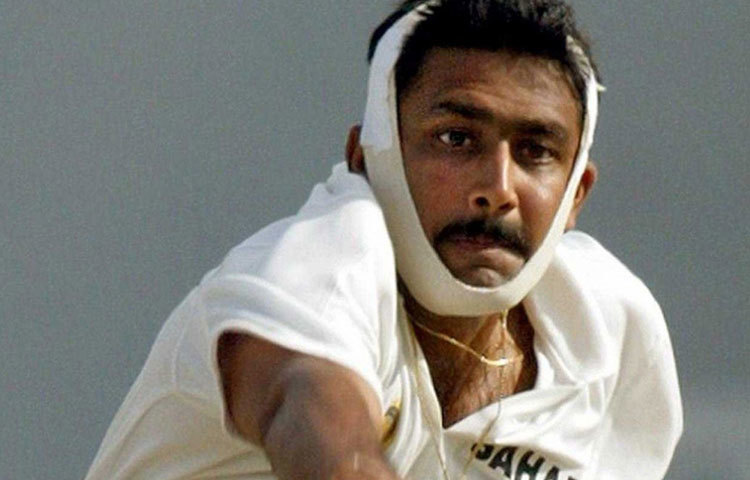 অনিল কুমলে : ২০০২ সাল। অ্যান্টিগায় ওয়েস্ট ইন্ডিজের বিরুদ্ধে খেলতে গিয়ে থুতনিতে মারাত্মক চোট পান। কিন্তু, সবাইকে অবাক করে রীতিমতো যন্ত্রণা সহ্য করেও বল করেন তিনি। নেন লারার উইকেটও।