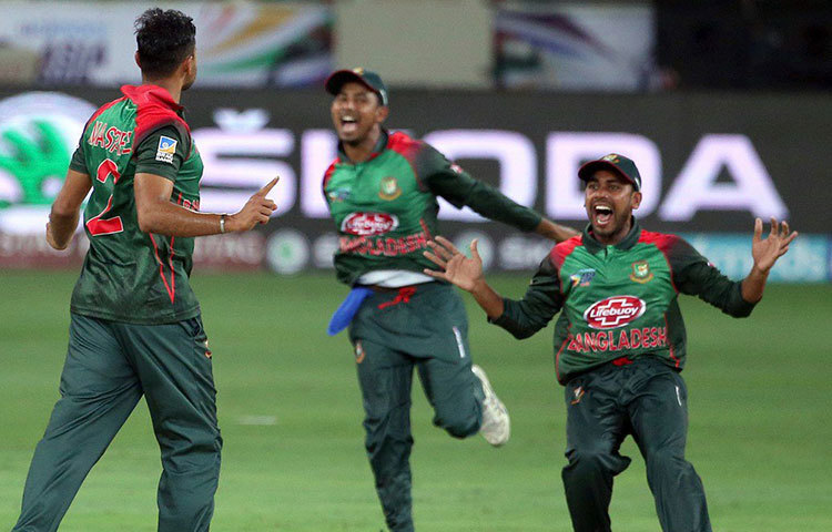 ২০১৪-১৫ সালে মিরপুরে ভারতের বিরুদ্ধে দারুণ জয় পায় বাংলাদেশ। প্রথমে ব্যাট করে ৫০ ওভারে ২০০ রানে অল আউট হয়ে গিয়েছিলেন ধোনি-কোহলিরা। মাত্র ৪ উইকেট হারিয়ে সেই রান তুলে ফেলে বাংলাদেশ। ছয় উইকেট নেন মোস্তাফিজুর রহমান।