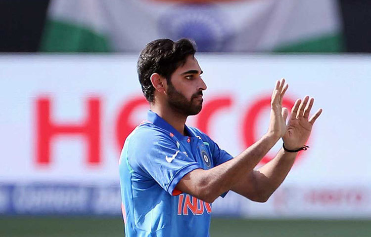 প্রথমে ভুবনেশ্বর কুমার ও মিডল ওভারে কেদার যাদবের বোলিং তছনছ করে দেয় পাক দুর্গ।