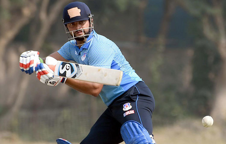 সুরেশ রায়না : চার নম্বর জায়গাটার জন্য লড়াই রায়না, মণীশ পাণ্ডে এবং দীনেশ কার্তিকের। সেই লড়াইয়ে অভিজ্ঞতার বিচারে বাকিদের টেক্কা দিয়ে দলে থাকতে পারেন এই বাঁহাতি।