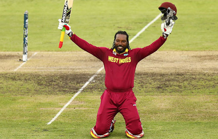 ক্রিস গেইল : ২০১৫ সালে একদিনের ক্রিকেটে ডাবল সেঞ্চুরি করেন ‘ক্যারিবিয়ান সুপারম্যান’ ক্রিস গেইল। ক্যানবেরায় জিম্বাবুয়ের বিরুদ্ধে ২১৫ রান করেন গেইল।