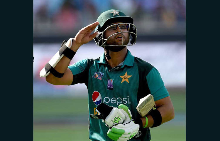 ভুবনেশ্বর কুমারের বিরুদ্ধে চোখ কান বুজে এগিয়ে মারতে গিয়ে ধোনিকে ক্যাচ দিলেন ইনজামাম উল হকের ভাইপো ইমাম উল হক। ইনিংস মজবুত করতে তার দিকে তাকিয়ে ছিল পাকিস্তান। ১৫ রান দিয়ে ৩ উইকেট নেন ভুবি।