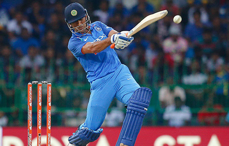 এমএস ধোনি : পাঁচ নম্বরে থাকছেন সাবেক এই অধিনায়ক। তিনি এখনও কতটা অপরিহার্য তা বুঝিয়েছেন বারবার। আজ একাধিক রেকর্ডের সামনেও দাঁড়িয়ে থাকবেন ধোনি।