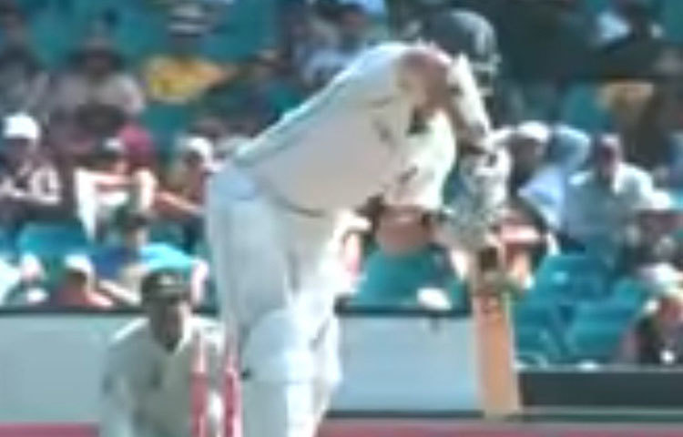 গ্রেম স্মিথ : বলতে হবে স্মিথের কথাও। ২০০৯ সালে অস্ট্রেলিয়ার বিরুদ্ধে ব্যাট করতে নেমে কনুইতে চোট পান। কোনও ভাবেই আর ব্যাট করার মতো পরিস্থিতি ছিল না। কিন্তু, দলের অবস্থা তখন খুবই খারাপ। ব্যাট হাতে নামতে দেখা যায় স্মিথকে। বেশ কয়েকটি বল সামলে দেন।