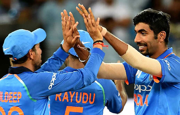 মাঠে নেমেই ফের ভেলকি দেখালেন যশপ্রীত বুমরা। ৭.১ ওভারে মাত্র ২৩ রান দিয়ে নেন দুটো উইকেট।