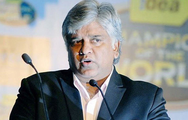 অর্জুন রাণাতুঙ্গা : শ্রীলঙ্কার প্রাক্তন ক্রিকেট অধিনায়ক রাণাতুঙ্গা খেলা থেকে অবসর নেওয়ার পর রাজনীতিতে হাত পাকান। বর্তমানে তিনি শ্রীলঙ্কার পর্যটন দফতরের মন্ত্রী।