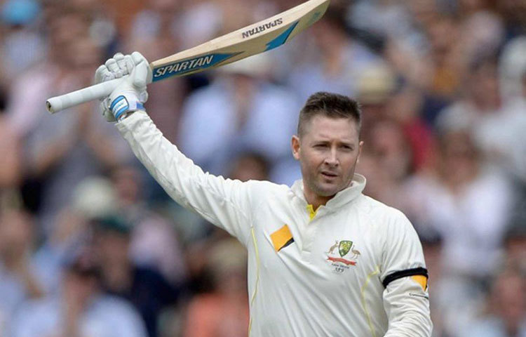 মাইকেল ক্লার্ক : ফের একবার বলতে হবে অস্ট্রেলিয়া-দক্ষিণ আফ্রিকার একটি ম্যাচের কথা। ২০১৪-১৫ সালে কেপ টাউনের টেস্ট। গুরুতর আহত হয়েছিলেন মাইকেল ক্লার্ক। সেই অবস্থায় দেখা যায় তিনি ব্যাট করে চলেছেন। পরে জানা যায় তার কাঁধের হাড় ভেঙে গিয়েছিল।