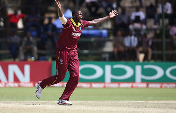 জেসন হোল্ডার : আগের সেই দিন আর নেই। টি-টোয়েন্টি বাদে বাকি ফর্মেটে ক্রমেই পিছিয়ে পড়ছে ওয়েস্ট ইন্ডিজ। এই দলের অধিনায়ক হোল্ডারের মাসিক আয় অন্য দেশের থেকে কিছুটা কম। তিনি মাসিক বেতন পান ১৫.৪৯ লাখ টাকা।