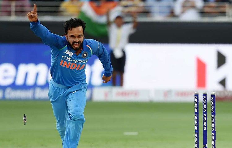 কেদার যাদব ডেলিভারির সময় যেখান থেকে হাতটা আনেন, সেটা দেখে বলটা বুঝতে গেলে ব্যাটসম্যানকে মোটামুটি স্কোয়ার লেগের কাছাকাছি একটা জায়গায় স্টান্স নিতে হবে। তার হাত যেভাবে ঘুরেছে ভ্যাবাচ্যাকা খেয়েছেন পাক ব্যাটসম্যানরা। ৯ ওভারে ২৩ রান দিয়ে ৩ উইকেট নেন এই অনিয়মিত স্পিনার।