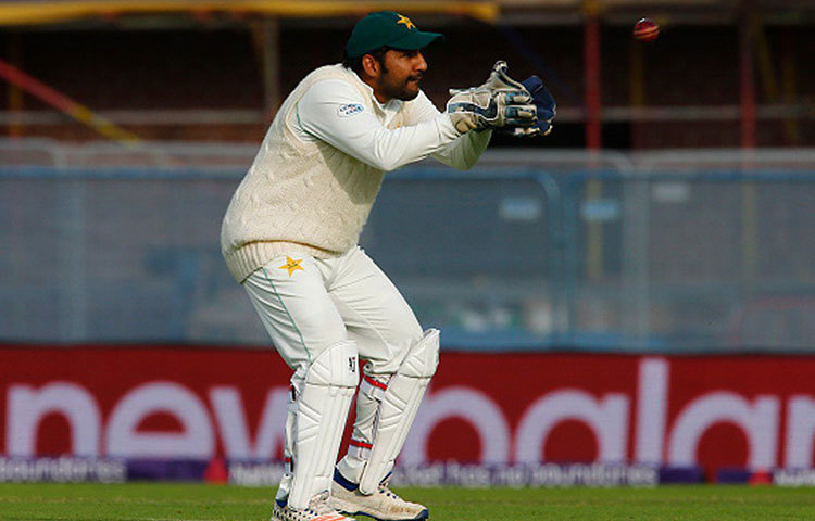 সরফরাজ আহমেদ : পাকিস্তান ক্রিকেট দলের অধিনায়ক। রোজগারের নিরিখে তিনি অন্যান্যদের থেকে অনেকটাই কম বেতন পান। তার মাসিক বেতন ভারতীয় টাকায় মাত্র ৫ লাখ।