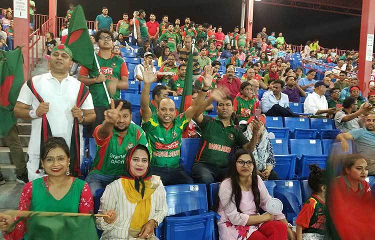 টি-টোয়েন্টি সিরিজের শেষ দুই ম্যাচ খেলতে ফ্লোরিডায় পৌঁছেই বাংলাদেশ দলের অধিনায়ক সাকিব আল হাসান জানিয়েছিলেন এখানে প্রবাসী বাংলাদেশি সমর্থকদের সমর্থন পাবেন অনেক বেশি। ম্যাচের সময় গ্যালারিতেও দেখা গিয়েছে তারই প্রমাণ।