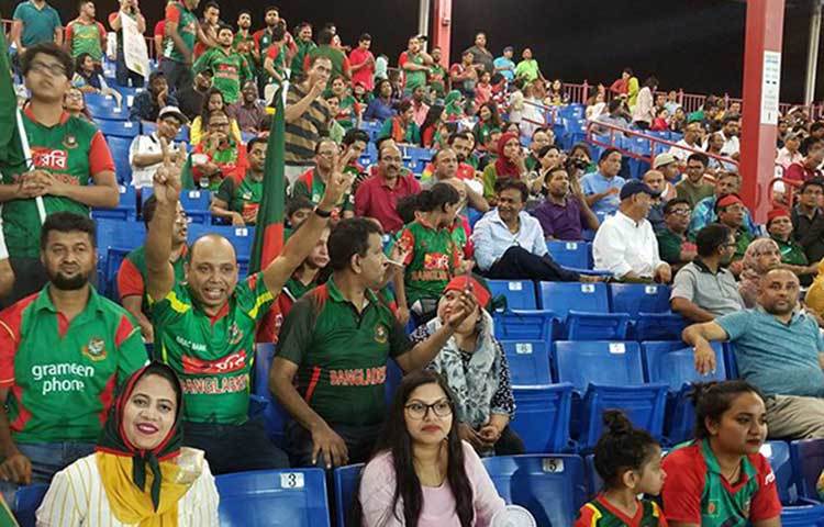 লাল সবুজের পতাকায় অভিনন্দন জানা বাংলাদেশি সমর্থকরা।