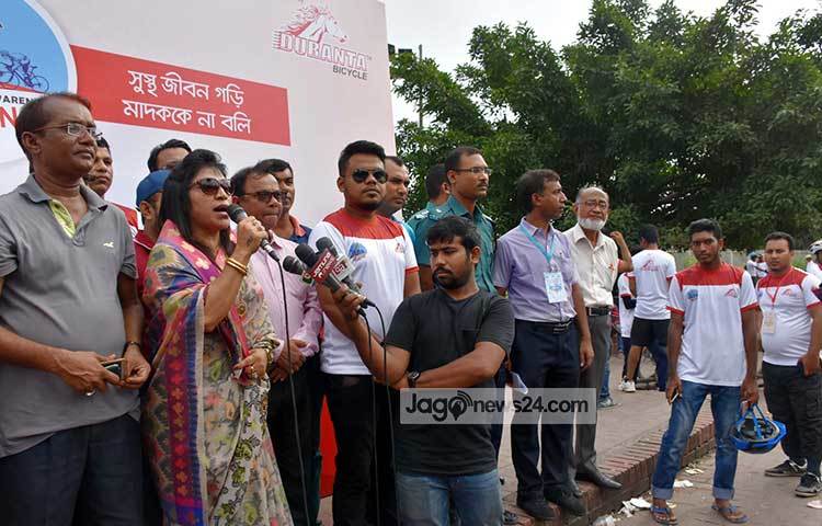 সাইকেল র‌্যালি শুরুর আগে উদ্বোধনী অনুষ্ঠানে ঢাকা উত্তর সিটি কর্পোরেশনের প্যানেল মেয়র ডেইজি সারোয়ার বলেন, আমাদের যুব সমাজকে ধ্বংসের দিকে নিয়ে যাচ্ছে মাদক। ছবি : বিপ্লব দিক্ষিৎ