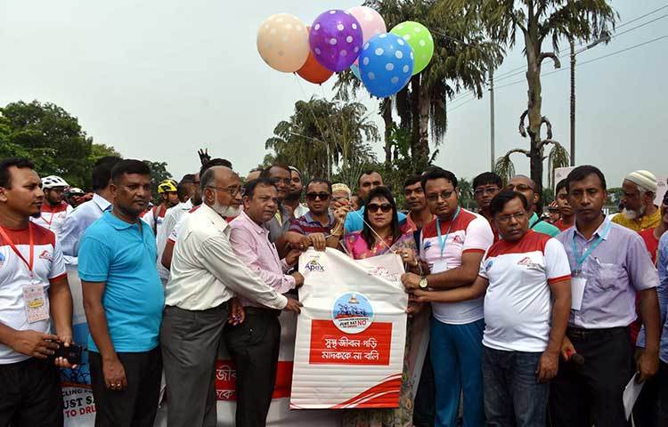 মানিক মিয়া অ্যাভিনিউয়ে বেলুন উড়িয়ে র‌্যালির উদ্বোধন করা হয়। ছবি : বিপ্লব দিক্ষিৎ