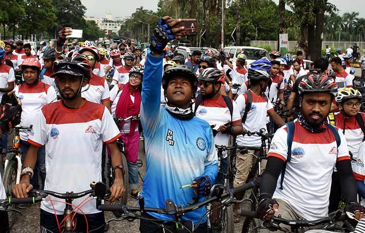 মাদকবিরোধী এ র‌্যালি মানিক মিয়া অ্যাভিনিউ থেকে খামারবাড়ি, বিজয় সরণি, সাতরাস্তা, মগবাজার, কাকরাইল মোড়, মৎস ভবন, হাইকোর্ট হয়ে জাতীয় প্রেস ক্লাবের সামনে গিয়ে শেষ হয়। ছবি : বিপ্লব দিক্ষিৎ