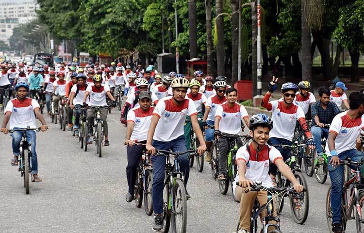 রাজধানীর মানিক মিয়া অ্যাভিনিউ থেকে এ সাইকেল র‌্যালির আয়োজন করে এপেক্স বাংলাদেশ। সংগঠনটির ৫৭তম প্রতিষ্ঠাবার্ষিকী উপলক্ষে এ আয়োজনে সার্বিক সহযোগিতা করে দুরন্ত বাইসাইকেল। ছবি : বিপ্লব দিক্ষিৎ