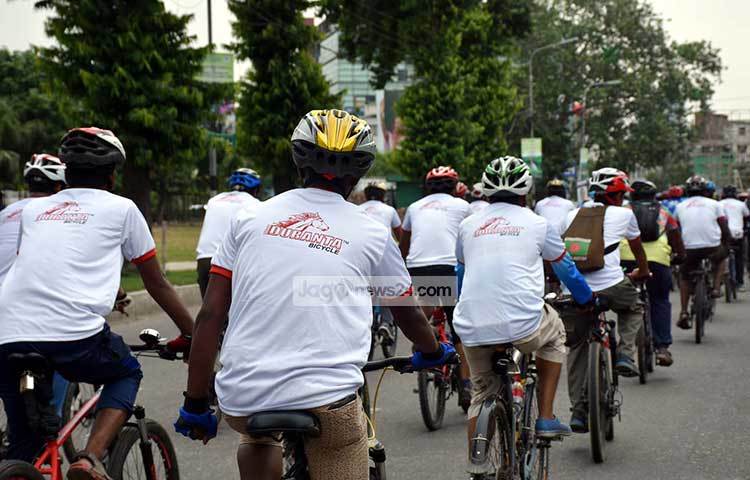 ‘দেশ মাদকমুক্ত হবে, আমরা সবাই বাঁচব’-এ সাইকেল র‌্যালি থেকে এই প্রত্যাশা করা হয়। ছবি : বিপ্লব দিক্ষিৎ
