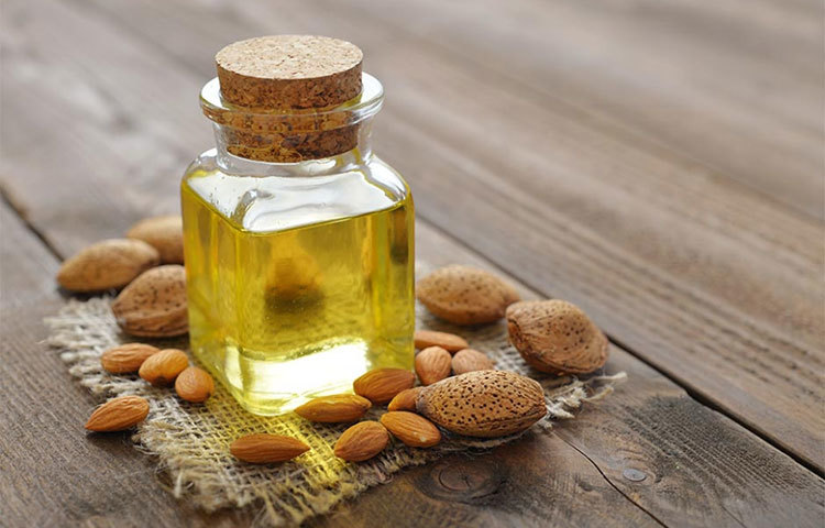 আমন্ড অয়েলও দিনে একবার কালো অংশে মালিশ করলে উপকার পাবেন।
