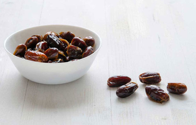 খেজুর খাওয়া যেমন স্বাস্থ্যের জন্য ভালো আবার তেমনই চুল ও ত্বকের সৌন্দর্য বজায় রাখতেও খেজুরের অনেক গুণ রয়েছে। কারণ খেজুরের মধ্যে গুরুত্বপূর্ণ অ্যান্টি অক্সিডেন্ট ছাড়াও রয়েছে ভিটামিন এ, বি ম্যাগনেশিয়াম, ম্যাঙ্গানিজ, সালফার, প্রোটিন, ফাইবার এবং আয়রন।