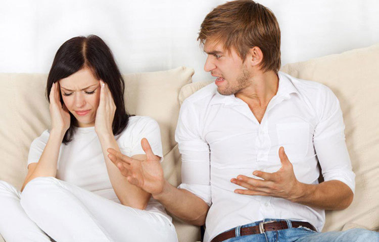 হয়ত আপনার ডেট পার্টনার পৌঁছতে দেরি করলেন। অনেকটা সময় পার্কে বা রেস্তরাঁয় আপনাকে অপেক্ষা করতে হল। এতে আপনার জরুরি কিছু কাজও পিছিয়ে গেল। মনে মনে যতই রাগ বা বিরক্তি থাকুক, মুখে প্রকাশ করবেন না।