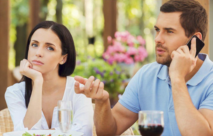 ডেটে গিয়ে কখনও ফোনে ব্যস্ত থাকবেন না। একে অপরকে বুঝে নিন বরং।