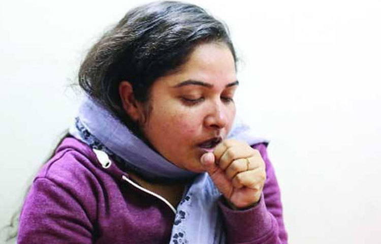 খুসখুসে কাশি দূর করে : সাধারণত যাদের খুসখুসে কাশি হয় তারা ২০-২৫ গ্রাম খেজুর, ২ কাপ গরম জলে সারা রাত ভিজিয়ে রাখুন। সকালে ঘুম থেকে উঠে ওই খেজুর চটকে নিয়ে সরবতের মতো করে খেলে খুসখুসে কাশি থেকে ১৫ দিনের মধ্যে উপকার পাবেন।