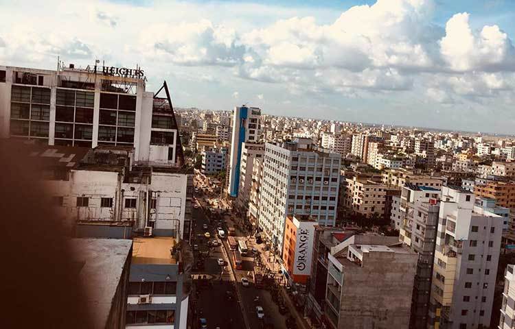 বিশাল বিশাল অট্টালিকার উপর যেন থরে থরে সাজানো রয়েছে সাদা মেঘের ভেলা। ছবি : রবিউল ইসলাম পলাশ