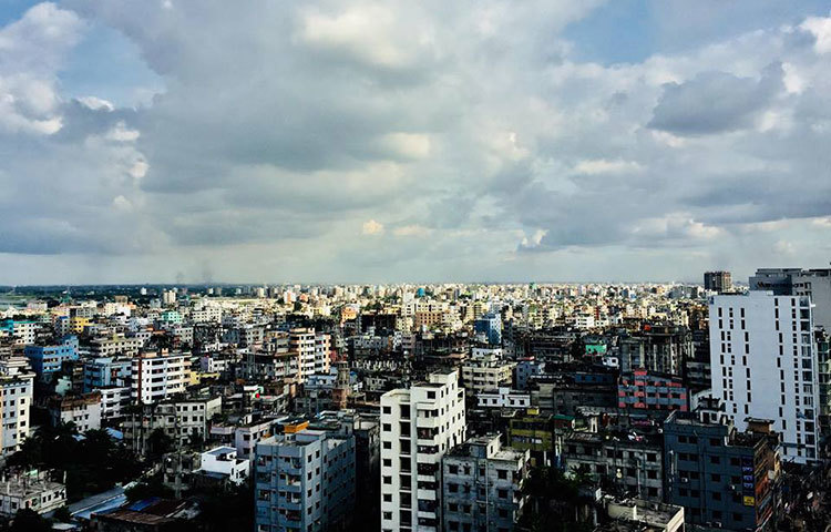 সাদা মেঘের আয়োজনে ভরে আছে নগরীর আকাশ। ছবি : রবিউল ইসলাম পলাশ