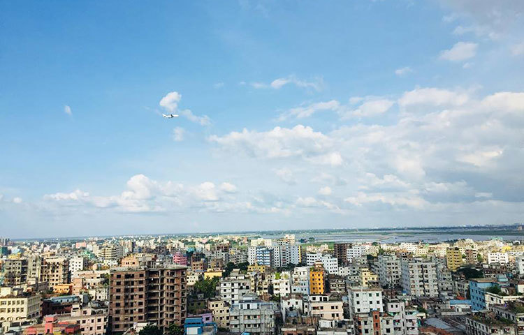 কখনও বা সাদা মেঘের বুক চিড়ে ভেসে যায় উড়োজাহাজ। ছবি : রবিউল ইসলাম পলাশ