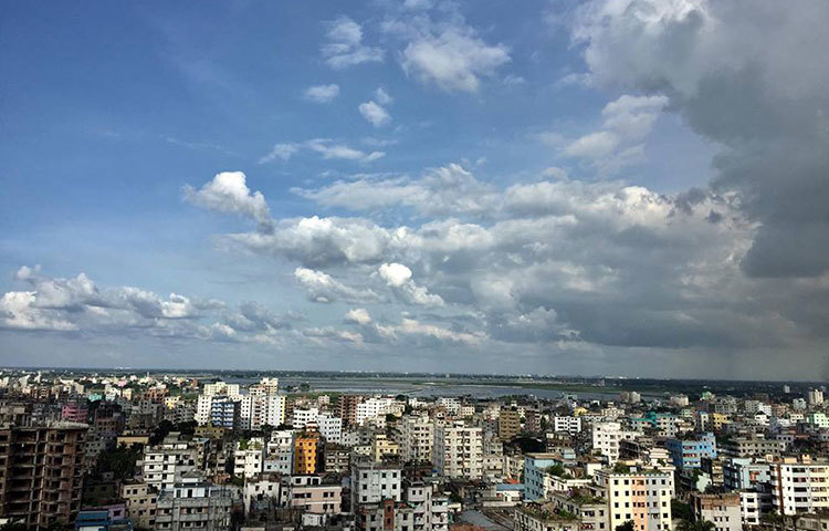 বনশ্রী ও রামপুরা এলাকার পেছনে বিস্তীর্ণ ফাঁকা জায়গার আকাশ সাদা মেঘরা ঘেরাও করেছে। ছবি : রবিউল ইসলাম পলাশ