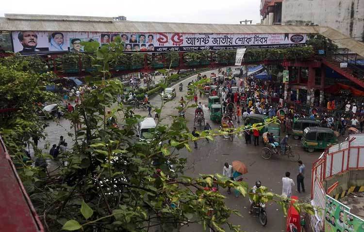 রাস্তা বলতে গেলে একদম ফাঁকা। শুধু রিকশা ও সিএনজি চলাচল করছে। ছবি : আবু সালেহ সায়াদাত