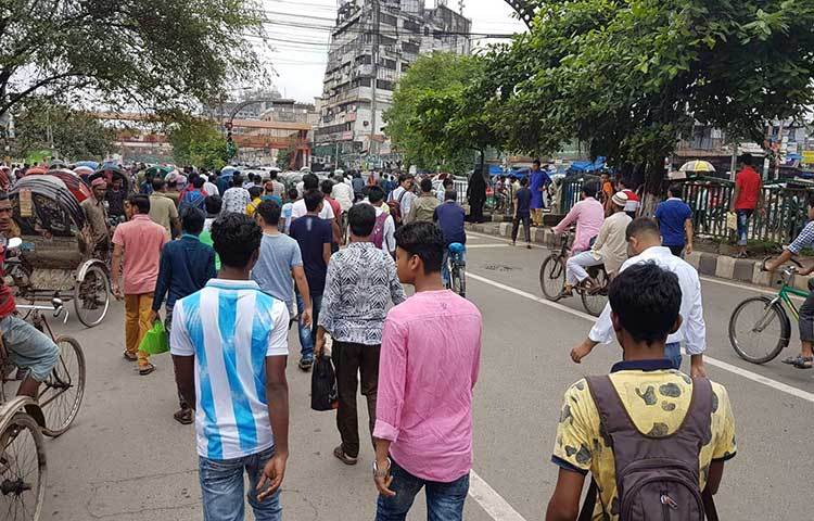 অধিকাংশ মানুষ পায়ে হেঁটে গন্তব্যে যাচ্ছেন। ছবি : আবু সালেহ সায়াদাত