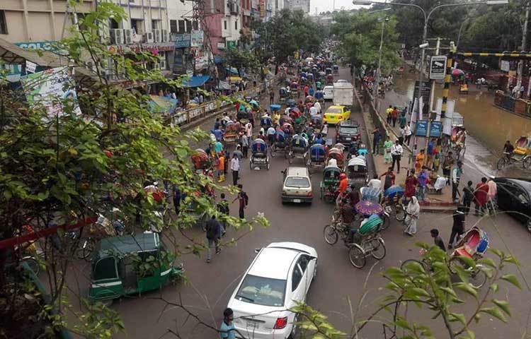 গণপরিবহন না পেয়ে রাস্তায় বেরিয়ে মানুষ বিপাকে পড়েছে। ছবি : আবু সালেহ সায়াদাত