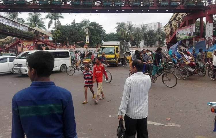 রিকশার দখলে রাস্তা। বাস না চলায় দ্বিগুণ-তিনগুণ ভাড়া নিচ্ছে রিকশা ও সিএনজি চালকরা। ছবি : আবু সালেহ সায়াদাত
