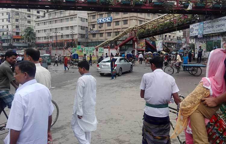 শুক্রবার ছুটির দিনেও রাজধানীর বিভিন্ন এলাকার শত শত সাধারণ মানুষ চরম বিপাকে পড়েছেন। ছবি : আবু সালেহ সায়াদাত