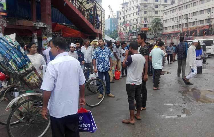 গাড়ির অপেক্ষায় অসংখ্য মানুষ। ছবি : আবু সালেহ সায়াদাত
