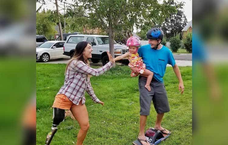 স্বামী ট্রিস্টান ক্লেগের সঙ্গে হাকাবি।