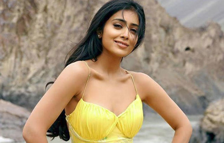 শ্রীয়া সরন : দক্ষিণের এই প্রথম সারির অভিনেত্রী হাত পাকিয়েছেন হিন্দি ছবিতেও। ‘দ্য আদার অ্যান্ড অব লাইফ’ নামে একটি মার্কিন সিনেমাতেও মূল চরিত্রে ছিলেন শ্রীয়া। অবসরে নিজের স্পা-য়ে লোকজনকে বিউটি টিপস দিতেই বেশি পছন্দ করেন অভিনেত্রী। ২০১১ সালে স্পা-টি খুলেছেন তিনি।