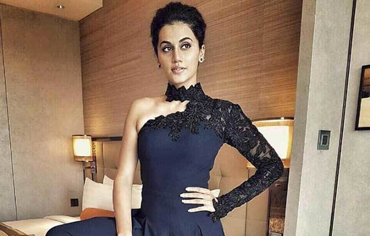 তাপসী পান্নু : দক্ষিণী ছবির পাশাপাশি ‘পিঙ্ক’ খ্যাত অভিনেত্রীর খ্যাতি এখন ছড়িয়ে পড়ছেন বলিউডেও। অভিনয়ের পাশাপাশি ‘দি ওয়েডিং ফ্যাক্টরি’ নামে নিজের একটি ইভেন্ট ম্যানেজমেন্ট সংস্থা খুলেছেন তাপসী। বোন সাগুন পান্নু এবং বান্ধবী ফারাহ প্রবেশের সঙ্গে এখন ব্যবসাটাও মন দিয়ে করছেন অভিনেত্রী।