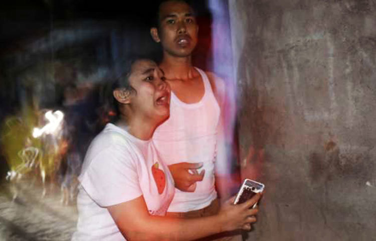 ভূমিকম্পের সময় আঙ্কিত এক নারী কান্নায় ভেঙে পড়েছে। ইন্দোনেশিয়ায় ভয়াবহ ভূমিকম্পে মৃতের সংখ্যা ক্রমশ বাড়ছে। তীব্র কম্পনে কেঁপে ওঠে ইন্দোনেশিয়ার লম্বক দ্বীপ। রিখটার স্কেলে কম্পনের মাত্রা ছিল ৭।